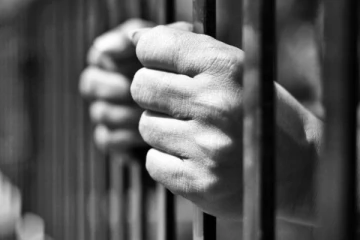 மனைவியை கொன்றதற்காக சிறையிலிருந்த கணவன் ; மனைவி உயிருடன் வந்ததால் பரபரப்பு