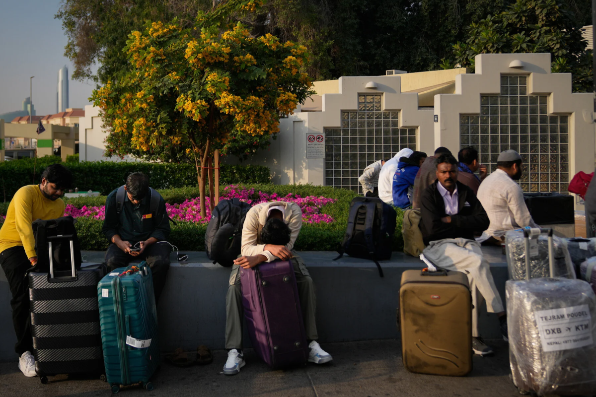 மத்திய கிழக்கில் 3,400ற்கும் மேற்பட்ட விமான பயணங்கள் இரத்து | Over 3400 Flights Cancelled Gulfs Airspaces Closed