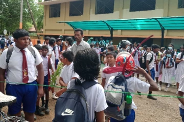 கிளிநொச்சி மகா வித்தியாலயத்தில் அல்லோலகல்லோலம்..!! 25 மாணவர்கள் வைத்தியசாலையில்.. (படங்கள்)