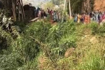 சுமார் 1,200 மீட்டர் பள்ளத்தில் விழுந்த கெப் வாகனத்தினால் இருவருக்கு நேர்ந்த கதி