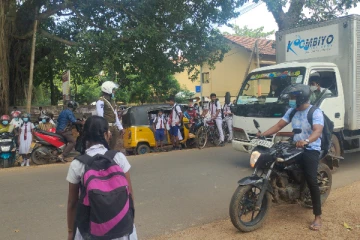 பாடசாலை நேரங்களில் ஏற்படும் நெரிசல்! விடுக்கப்பட்டுள்ள கோரிக்கை (Photos)