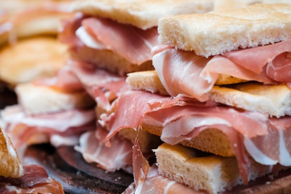 சாண்ட்விச்சுகள், இறைச்சி, பால் பொருட்களுடன் பிரிட்டன் செல்லத் தடை | Ban On Travelling To Britain With Sandwiches Meat சாண்ட்விச்சுகள், இறைச்சி, பால் பொருட்களுடன் பிரிட்டன் செல்லத் தடை | Ban On Travelling To Britain With Sandwiches Meat