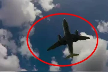 நடுவானில் பறந்து கொண்டிருக்கும் போது திடீரென கீழே பாய்ந்த விமானம்! 50 பேருக்கு நேர்ந்த நிலை