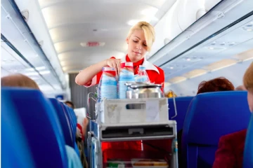 அமெரிக்க விமானத்தில் குழந்தையின் உணவை பறித்த பணிப்பெண்