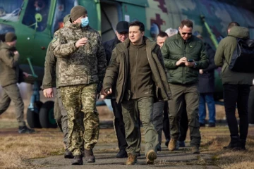 கைத்துப்பாக்கியுடன் சுற்றிதிரியும் உக்ரைன் ஜனாதிபதி! வெளியான காரணம்