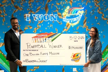 லொட்டரியில் விழுந்த ரூ.8,700 கோடி ஜாக்பாட் - ஒரு மாதம் கழித்து பரிசை வாங்கிய வெற்றியாளர்