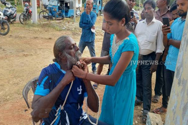 யாழில் வித்தியாசமான உலக சாதனையை படைத்த நபர்! (Photos) | Jaffna Man Achieved Pulling Vehicle With His Beard