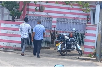 நியூசிலாந்து தாக்குதல்தாரியின் தாயாரிடம் காத்தான்குடியில் முப்படையினர் மற்றும் புலனாய்வாளர்கள் தீவிர விசாரணை!