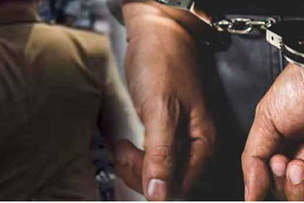 வெளிநாட்டு பிரஜையிடம் இலங்கை பொலிஸார் செய்த முகம் சுழிக்கும் செயல் | Cops In Lanka Act Rude To Foreigner