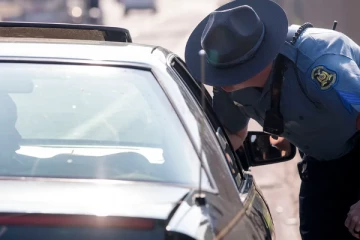 பெண்ணைப் போகவிட்ட பொலிஸ் அதிகாரி பணி நீக்கம்