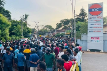 யாழ்.எரிபொருள் நிரப்பு நிலையத்தில் குழப்பம்! பொலிஸார் மற்றும் இராணுவத்தினருடன் பொதுமக்கள் முறுகல் (PHOTOS)