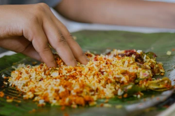 "ලක්ෂයක් පඩි ගන්න අයත් කන්නෙ බාගෙට"