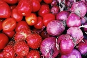 உச்சம் தொட்ட தக்காளி, வெங்காயம் விலை; கிலோ இவ்வளவா? எப்போது குறையும்!