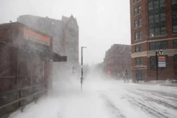 அமெரிக்காவில் கடும் பனிப்புயல் காரணமாக அவசர நிலை பிரகடனம்