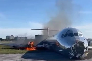 அமெரிக்காவில் விமானத்தின் நடுபகுதியில் தீ பற்றி விபத்து