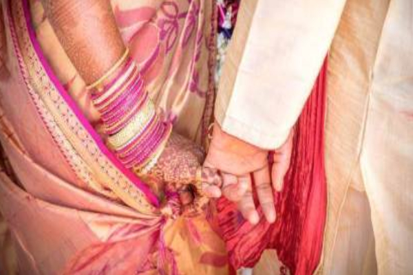 மணமகளின் தந்தையை இழுத்து கொண்டு ஓடிய மணமகனின் தாய்! | Brides Father Elopes With Grooms Mother Mp