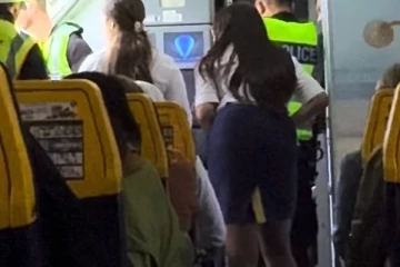 புறப்படவிருந்த விமானத்தில் ரகசியமாக ‘வேப்பிங்’ செய்த பயணியால் பரபரப்பு