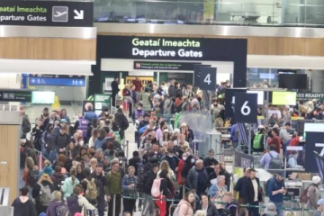 பிரித்தானிய விமான நிலையங்களில் கூச்சல் குழப்பம்... மணிக்கணக்கில் காத்திருக்கும் பயணிகள்
