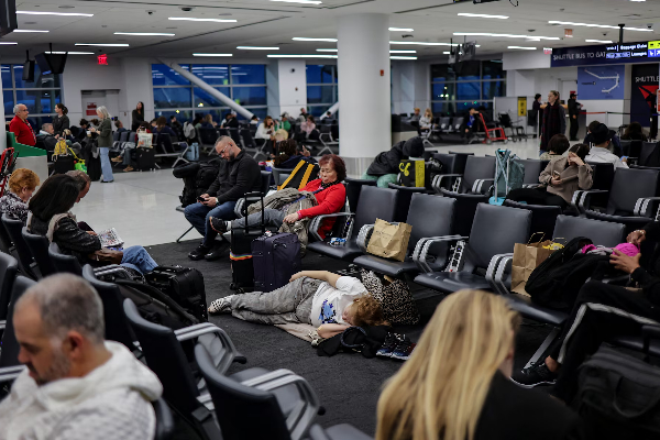 ஒரே நாளில் 1000 விமானங்கள் ரத்து - என்ன காரணம்? | Us Winter Storm Chaos Over 1 000 Flights Cancel