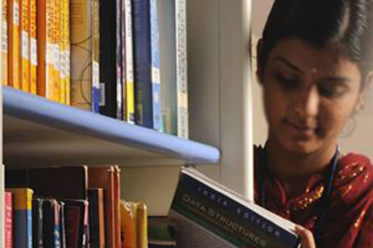 மாணவியை நூலகத்தில் வைத்து கதவை பூட்டி வீட்டிற்குச் சென்ற ஊழியர்களால் வெடித்தது சர்ச்சை | Studentl Library Employees Closed The Door மாணவியை நூலகத்தில் வைத்து கதவை பூட்டி வீட்டிற்குச் சென்ற ஊழியர்களால் வெடித்தது சர்ச்சை | Studentl Library Employees Closed The Door