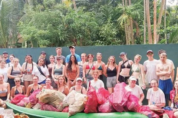 இலங்கை வந்த சுற்றுலா பயணிகளின் நெகிழ்ச்சிச் செயல் | Forigners Clean Sri Lankan City