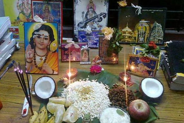 ஆயுத பூஜையின் போது ஸ்மாட் போனை வைத்து இளைஞன் செய்த வித்தியசமான செயல்! | Young Man Put His Smart Phone In Ayudha Puja