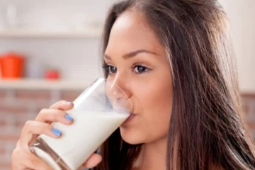 இரவில் பால் அருந்துவது நல்லதா? கெட்டதா?