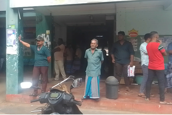 யாழ் பருத்தித்துறை சந்தையில் போராட்டத்தில் குதித்த வர்த்தகர்கள் | Affna Market Traders Stage Protest