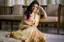 கண்ணை ஈர்க்கும் உடை! சிரிப்பு பொங்க நிகழ்ச்சி தொகுப்பாளினி டிடி! லேட்டஸ்ட் புகைப்படங்கள்!