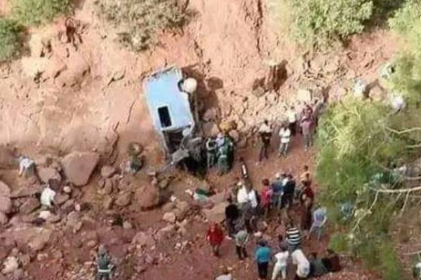 வெளிநாடொன்றில் விபத்துக்குள்ளான மினி பஸ் : 24 பேர் பரிதாபமாக உயிரிழப்பு | Morocco Mini Bus Accident 24 Peoples Death