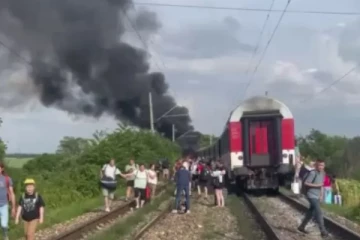 Slovakia இல் தொடருந்துடன் பேருந்து மோதி விபத்து