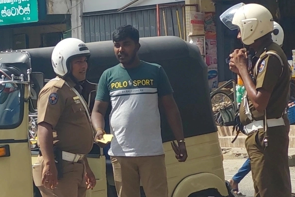 யாழில் அதிரடி சோதனையில் இறங்கிய போக்குவரத்து பொலிஸார்! | Police Launched A Raid Meter Three Wheelers
