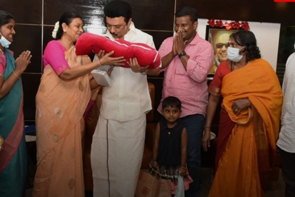 தஞ்சை துணை மேயரின் குழந்தைக்கு தனது தந்தை கருணாநிதி பெயர் சூட்டிய முதலமைச்சர் மு.க.ஸ்டாலின் - தமிழ்நாடு