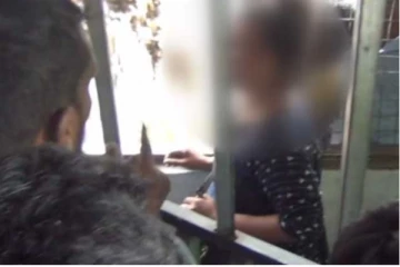 තරුණයාගේ මුදල් පසුම්බියට විද්ද කාන්තාවට සිදුවු දේ..(VIDEO)