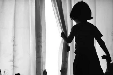 இலங்கையில் தாயின் கொடூரம் ; பெற்ற குழந்தைக்கு சூடு வைத்த தாய் கைது