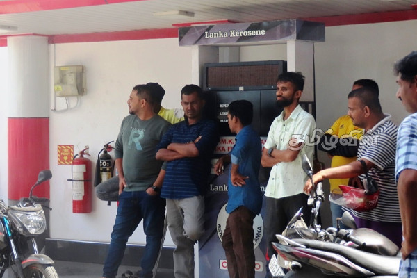 சட்டவிரோதமாக செயற்பட்ட பிரதம பொலிஸ் அதிகாரி கைது (Photo) | Chief Police Officer Arrested For Bank Robbery