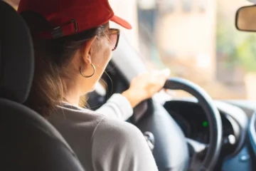 அமெரிக்காவில் சிக்கிய காதலனை பழிவாங்கிய காதலி!