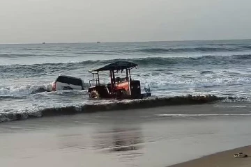 மதுபோதையில் கூகுள் மேப் உதவியுடன் சென்ற நபர்கள்.., கடலுக்குள் காரை ஒட்டியதால் அதிர்ச்சி