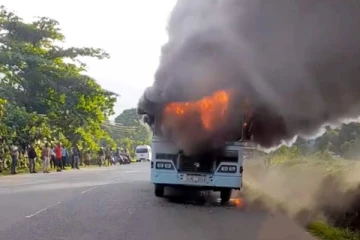 රත්නපුර - පානදුර බස් රථයක් මහමඟදී ගිනිගනී. (PHOTOS)