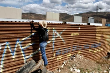 மனைவி மகனுடன் அமெரிக்க எல்லைச் சுவற்றை கடக்க முயன்ற இந்தியர் மரணம்