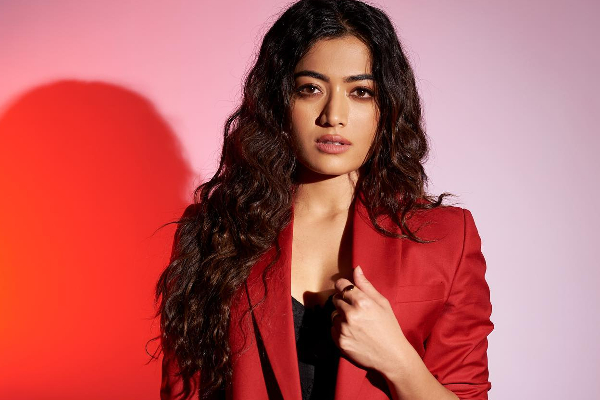 அச்சு அசல் ராஷ்மிகா போலவே இருக்கும் பெண்! வீடியோ வைரல் | Is Rashmika Look Alike Girl Fake
