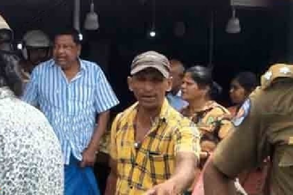 குமார வெல்கம எம்.பி மீது தாக்குதல் | Attack On Kumara Welkama Mp
