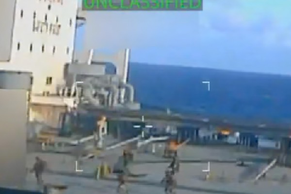 வெனிசுலாவின் எண்ணெய் டேங்கரை அமெரிக்கா கைப்பற்றிய பரபரப்பு காட்சிகள்! டிரம்ப் சொன்ன தகவல் | Us Seizes Venezuela Oil Tanker Viral Video வெனிசுலாவின் எண்ணெய் டேங்கரை அமெரிக்கா கைப்பற்றிய பரபரப்பு காட்சிகள்! டிரம்ப் சொன்ன தகவல் | Us Seizes Venezuela Oil Tanker Viral Video