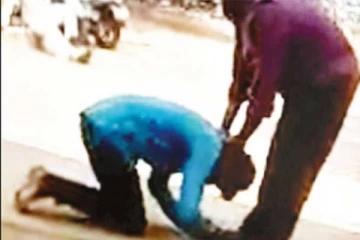 காதலியுடன் தனிமையில் இருந்த கணவனை கையும் களவுமாக பிடித்த மனைவி! சிக்கிய பின் காலில் விழுந்து கதறி அழுத சம்பவம்