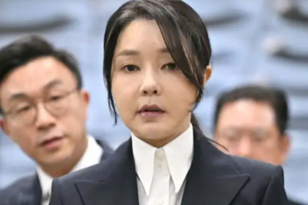 தென் கொரிய முன்னாள் ஜனாதிபதியின் மனைவி கைது! | Former South Korean President S Wife Arrested