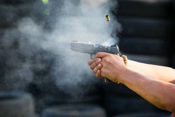 மனைவியை துப்பாக்கியால் சுட்ட கணவனால் பரபரப்பு