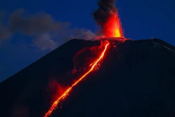 ரஷ்யாவில் வெடித்துச் சிதறிய எரிமலை! சாம்பலால் மறைந்த பகுதி!