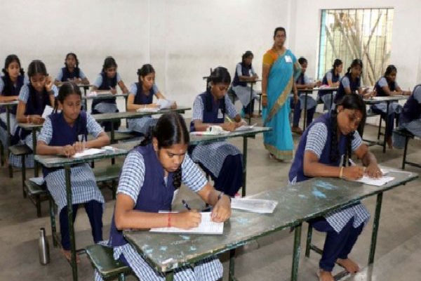 நேற்று நடந்த +2 பொதுத்தேர்வை மீண்டும் எழுதாத 47 ஆயிரம் மாணவர்கள் - தமிழ்நாடு