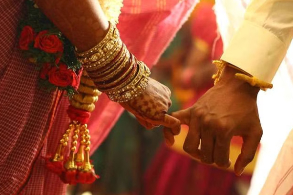 வெளிநாட்டு ஆசை! மனைவியை வேறொருவருடன் திருமணம் செய்து வைத்த கணவர் ; இறுதியில் நடந்த ட்விஸ்ட் | Husband Marries Another Woman Illegally வெளிநாட்டு ஆசை! மனைவியை வேறொருவருடன் திருமணம் செய்து வைத்த கணவர் ; இறுதியில் நடந்த ட்விஸ்ட் | Husband Marries Another Woman Illegally