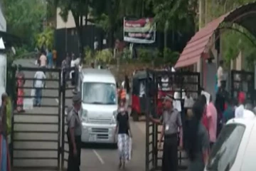 இலங்கையில் அதிர்ச்சி சம்பவம்...பொலிஸாரின் கண்முன்னே பெண்ணை தாக்கிய கடத்தல் கும்பல்!